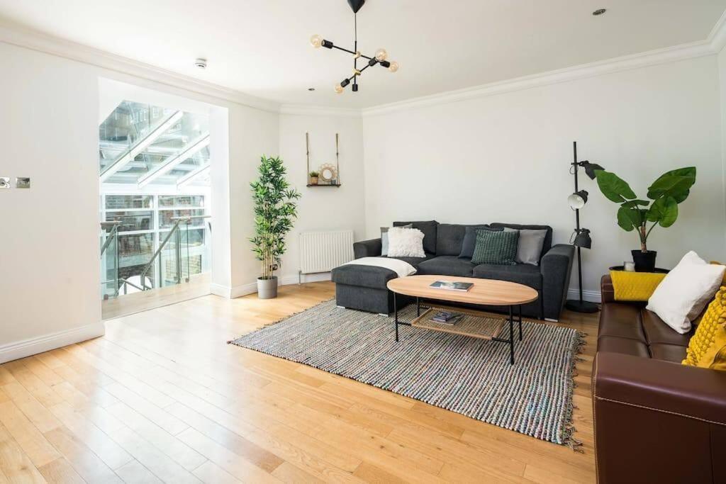 Appartement Elegant 2bd Duplex With Outdoor Patio/glass Canopy